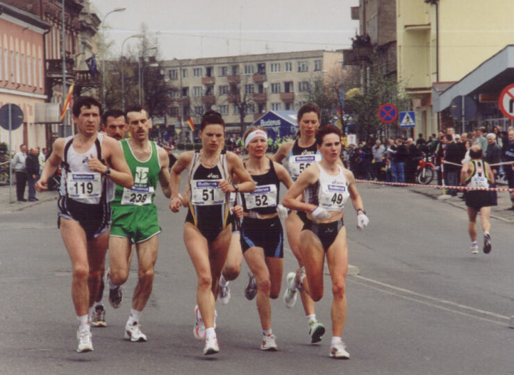 Kobiety na trasie maratonu w 2002 roku. Z nr 50 – Grażyna Syrek – wieloletnia rekordzistka i dwukrotna zwyciężczyni maratonu w Dębnie (2002 i 2003 rok). Z nr 51 – Elżbieta Jarosz – triumfatorka bieg