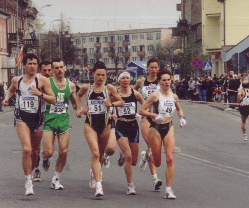 Kobiety na trasie maratonu w 2002 roku. Z nr 50 – Grażyna Syrek – wieloletnia rekordzistka i dwukrotna zwyciężczyni maratonu w Dębnie (2002 i 2003 rok). Z nr 51 – Elżbieta Jarosz – triumfatorka bieg