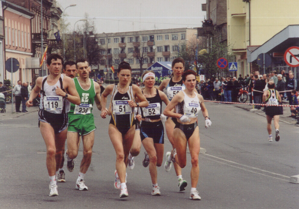 Kobiety na trasie maratonu w 2002 roku. Z nr 50 – Grażyna Syrek – wieloletnia rekordzistka i dwukrotna zwyciężczyni maratonu w Dębnie (2002 i 2003 rok). Z nr 51 – Elżbieta Jarosz – triumfatorka bieg